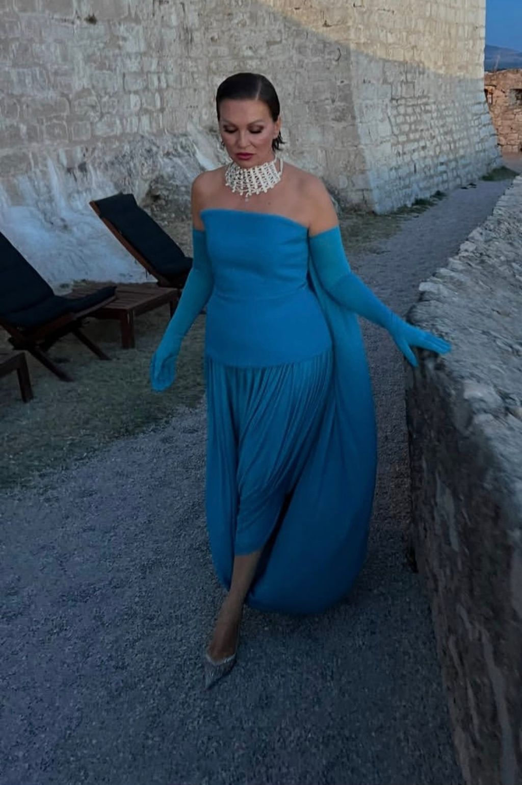 Nina Badrić u plavom izdanju za šibenski koncert