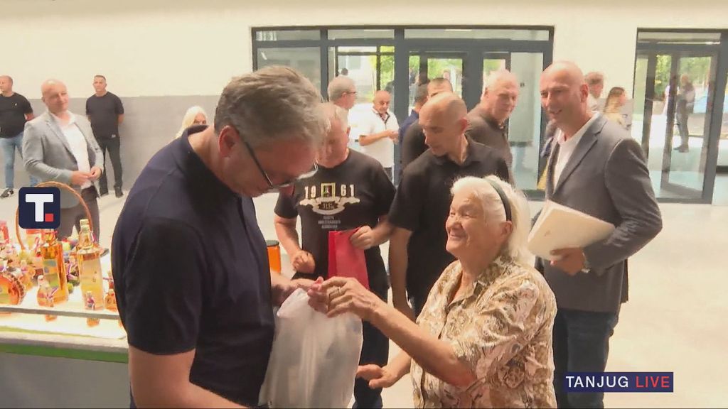 Aleksandar Vučić u društvu građana - 1