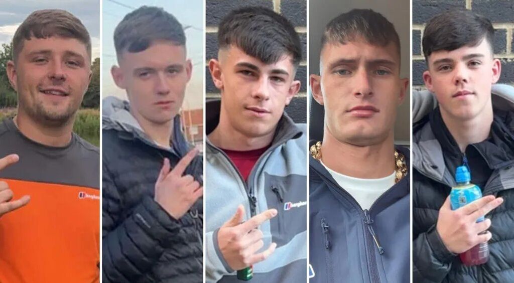 Ljudi polažu cvijeće za stradale policajce Toma Clougha i Matthewa Bladesa