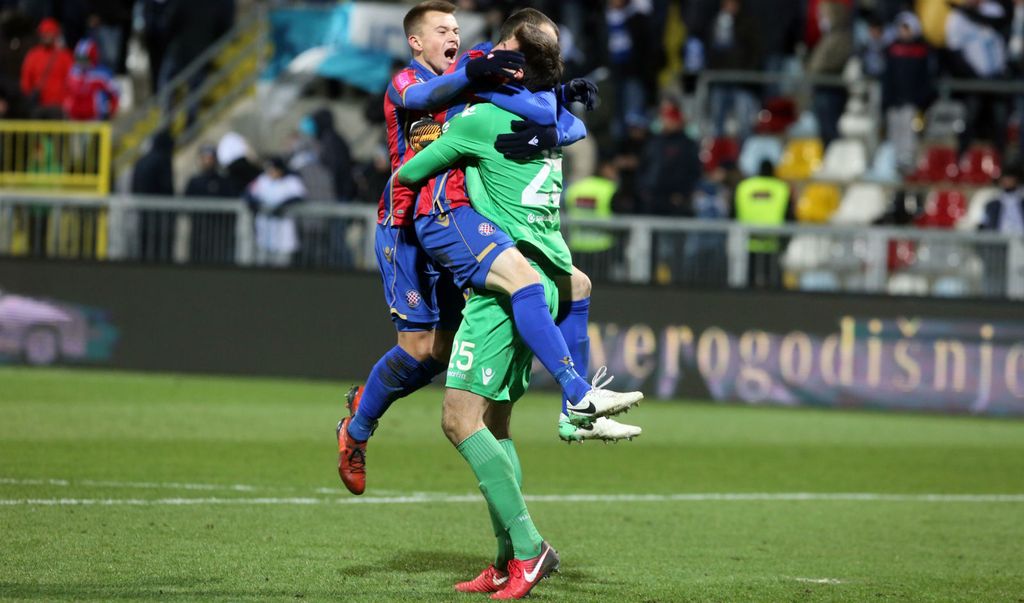Karlo Letica u zagrljaju igrača Hajduka (Photo: Goran Kovacic/PIXSELL)