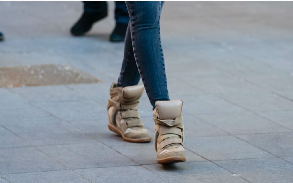 Street style ljepotica iz centra Zagreba u tenisicama s povišenom petom