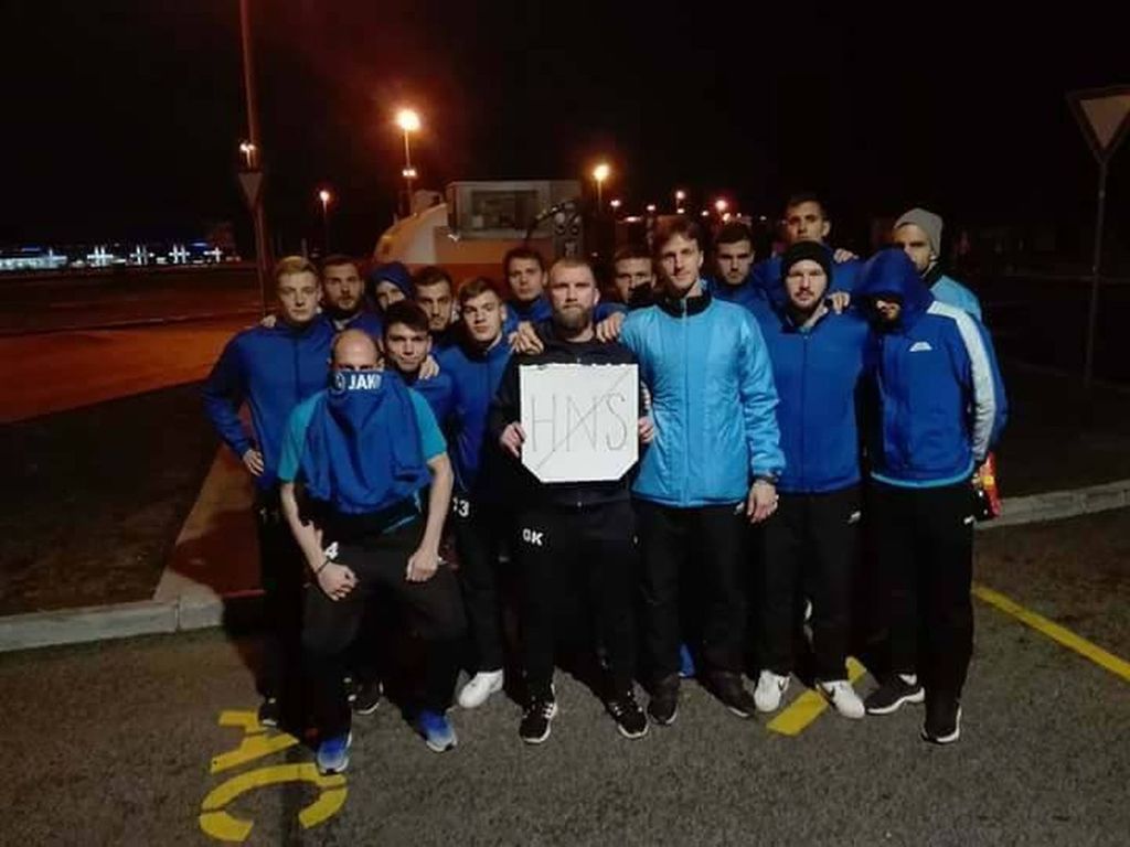 Igrači Cibalije s prekriženim 'HNS' (Foto: Facebook)