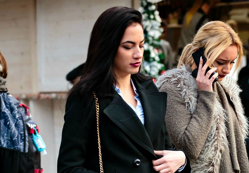 Lijepa crnka s torbom iz Stradivariusa