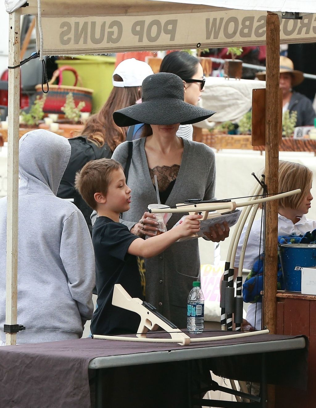 Angelina Jolie s djecom na buvljaku - 3