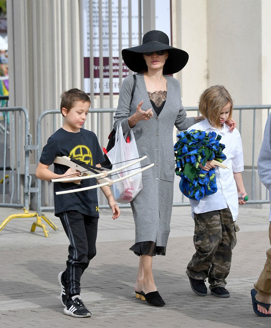Angelina Jolie s djecom na buvljaku - 4