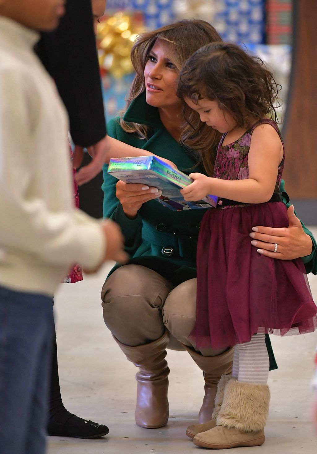 Melania Trum dijelila je poklone mališanima