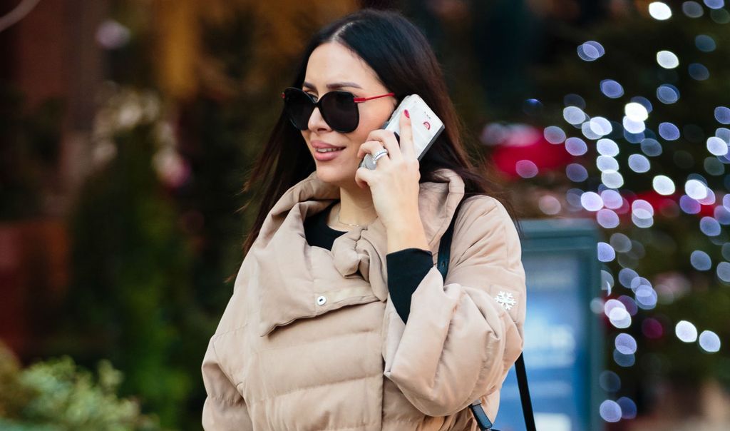 Street style brinete s Cvjetnog trga u najlonkama s uzorkom - 2