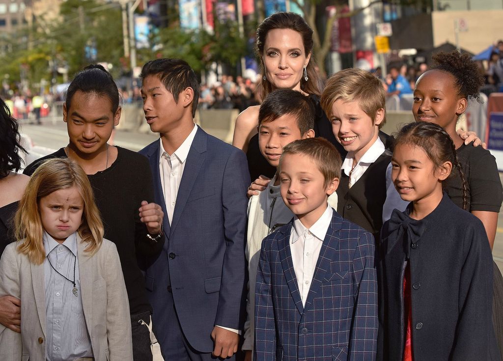 Angelina sa svojom djecom i Sareum Srey Moch, glumicom iz svog novog filma