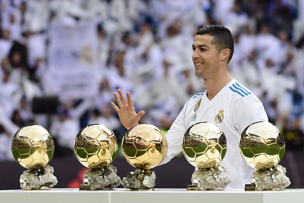 Ronaldo sa svojih pet Zlatnih lopti (Foto: AFP)