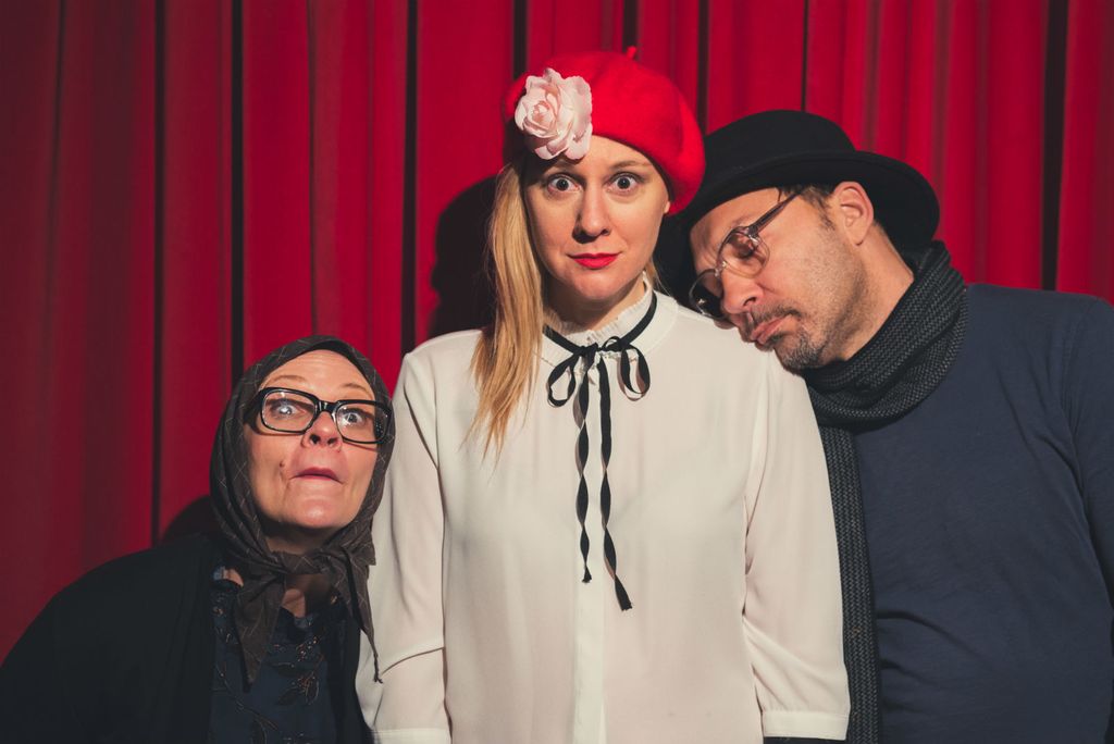 U predstavi glume Ana-Marija Vrdoljak, Natalija Đorđević i Ranko Zidarić