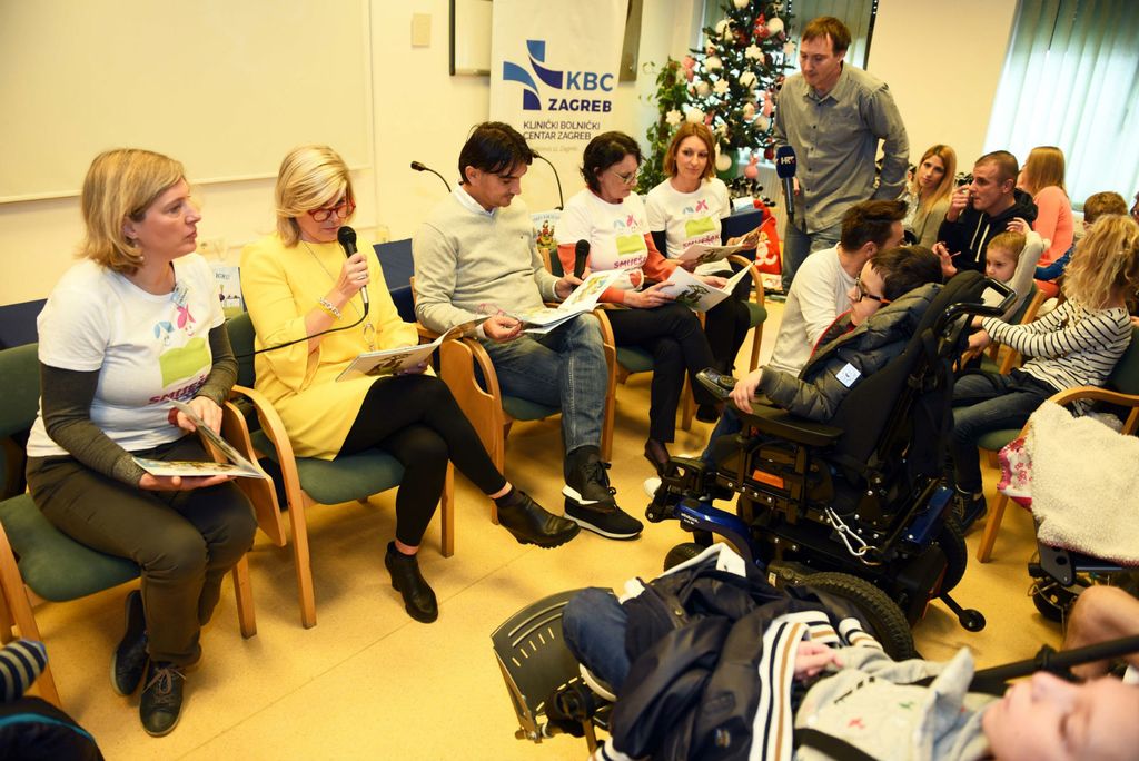 Malim pacijentima na Klinici za pedijatriju KBC-a Zagreb Zlatko Dalić čitao je slikovnicu 'Zlatkov dan za igru'