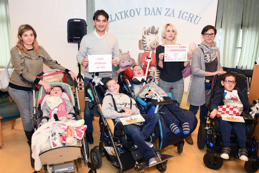 Malim pacijentima na Klinici za pedijatriju KBC-a Zagreb Zlatko Dalić čitao je slikovnicu \'Zlatkov dan za igru\' - 9