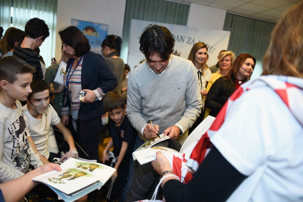 Malim pacijentima na Klinici za pedijatriju KBC-a Zagreb Zlatko Dalić čitao je slikovnicu \'Zlatkov dan za igru\' - 10