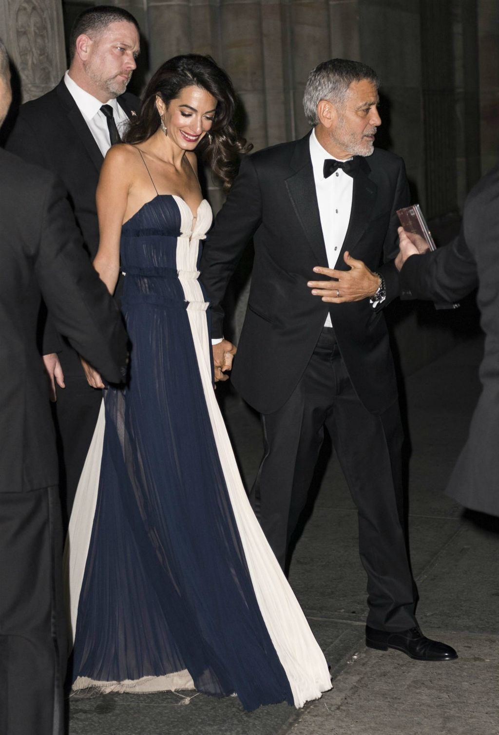 Amal Clooney u haljini koja se obavezno nosi bez grudnjaka - 7