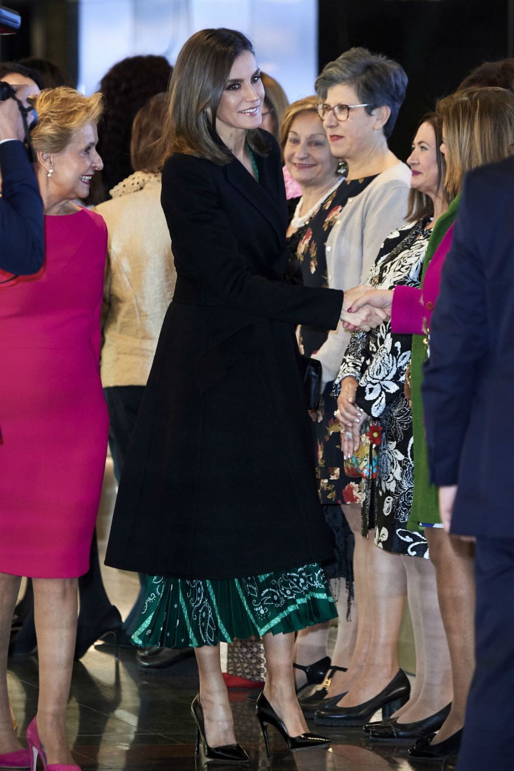 Kraljica Letizia u crnom kaputu Caroline Herrere