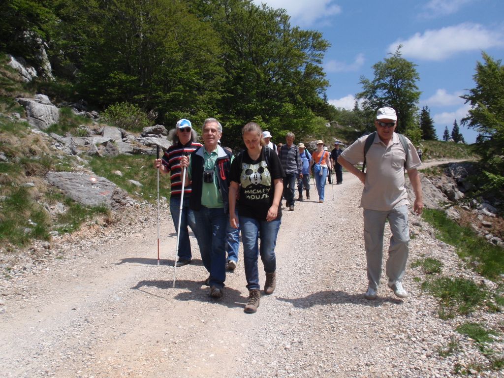 Uspon na Zavižan s voditeljem Željkom Cigula na čelu (Foto: Društvo slijepih planinara Prijatelji planina)
