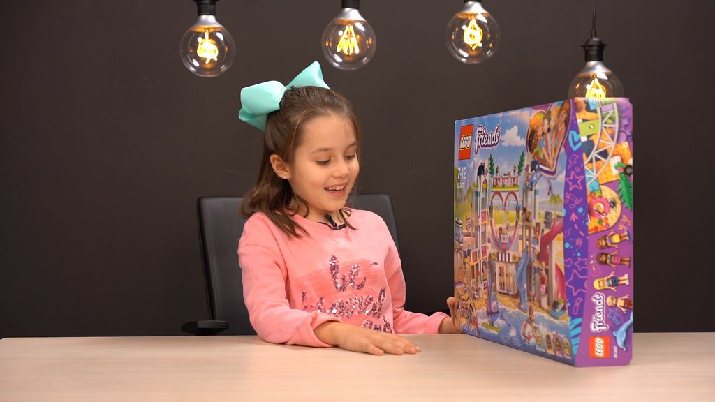 Sara slaže LEGO Friends Heartlake odmaralište