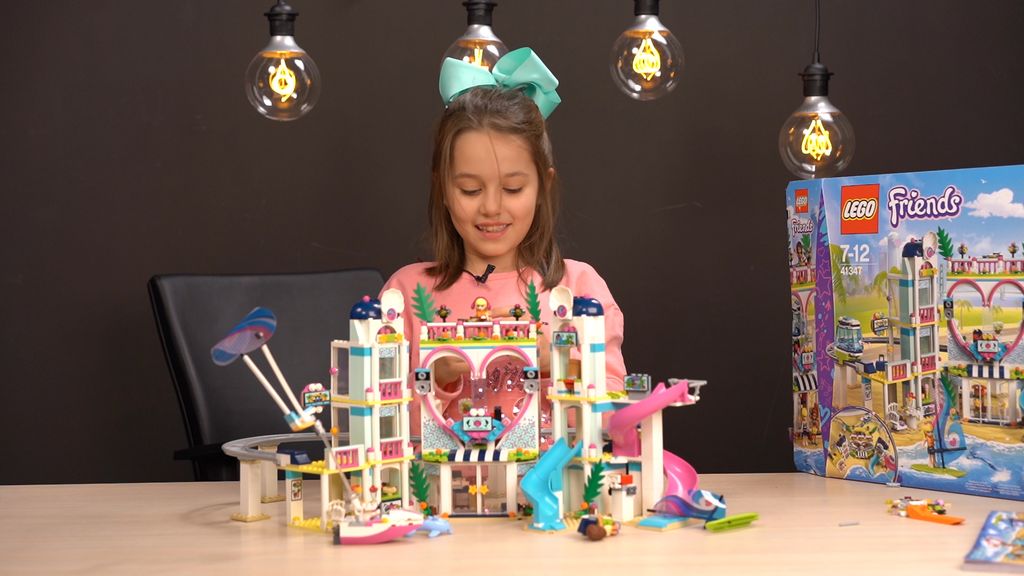 Sara slaže LEGO Friends Heartlake odmaralište