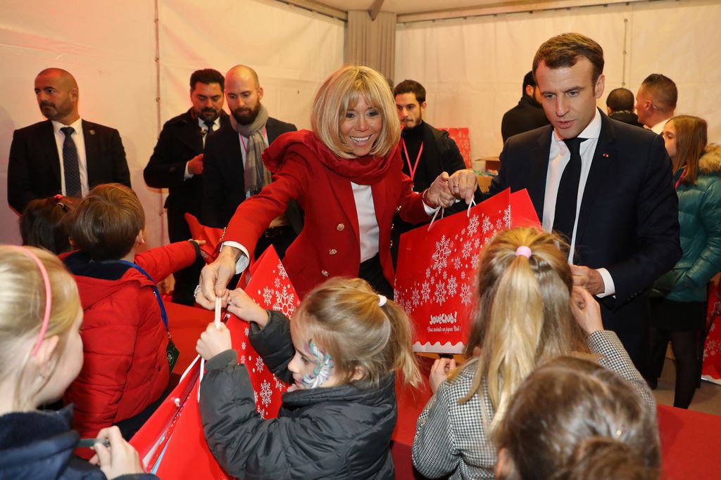 Emmanuel i Brigitte Macron na božićnoj zabavi