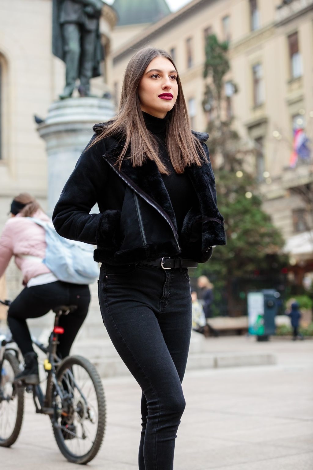 Lijepa 'darkerica' s Cvjetnog trga nosi jaknu brenda Stradivarius