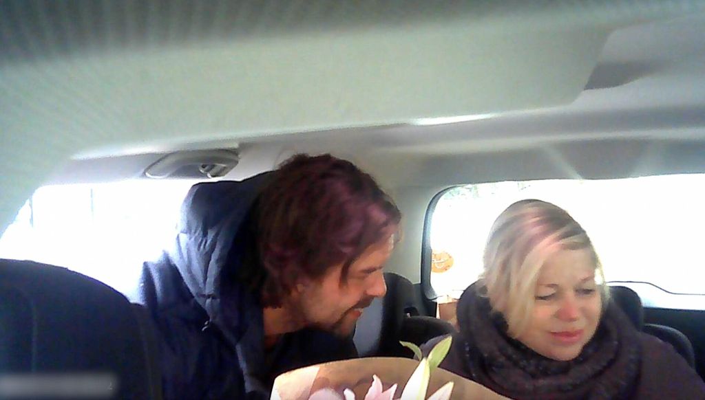 Mala obitelj na putu prema kući