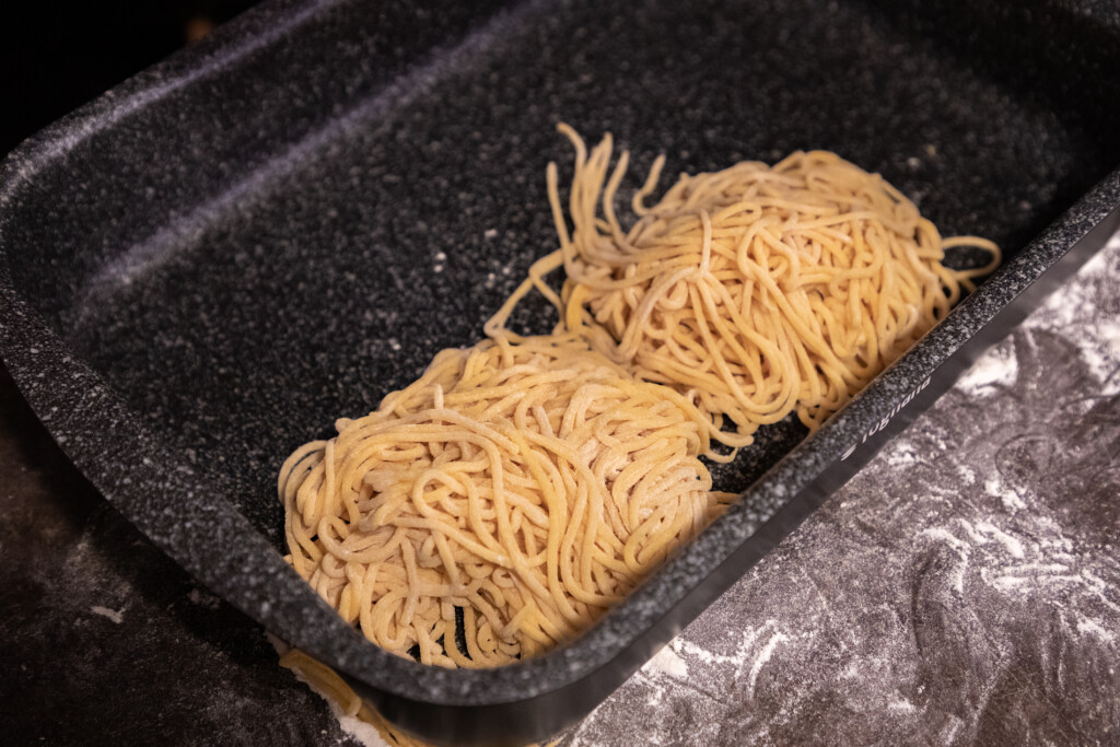 Prije kuhanja špagete ostavite kratko na limu za pečenje kako bi dobili laganu koricu