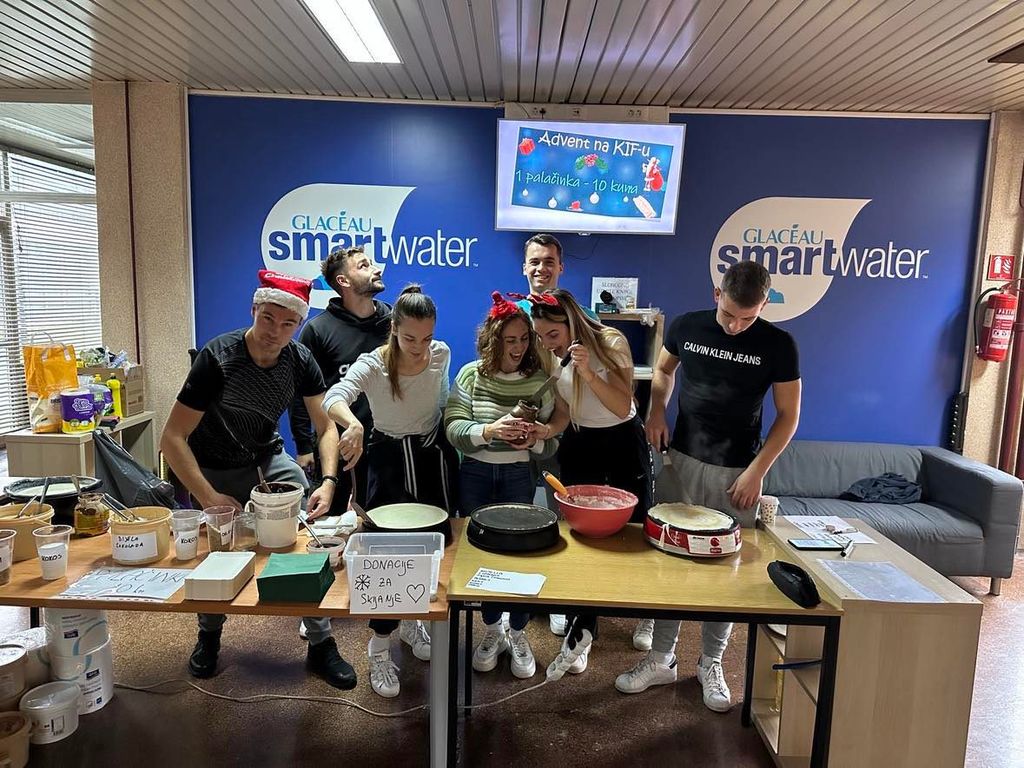 Studenti KIF-a peku palačinke.