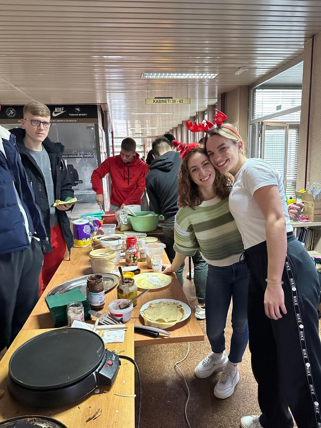 Studenti KIF-a peku palačinke.