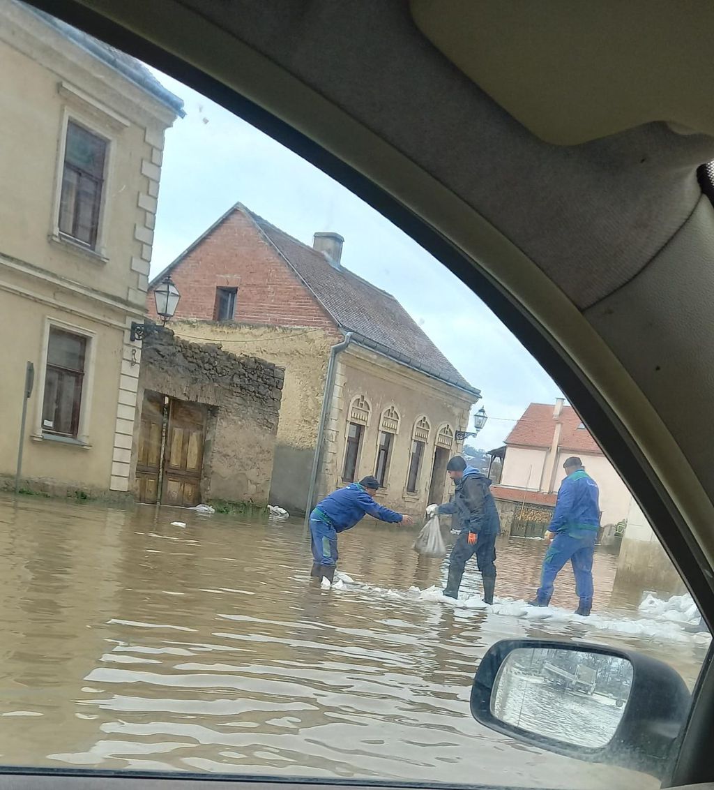 Dio Hrvatske Kostajnice pod vodom, izlila se rijeka Una - 10