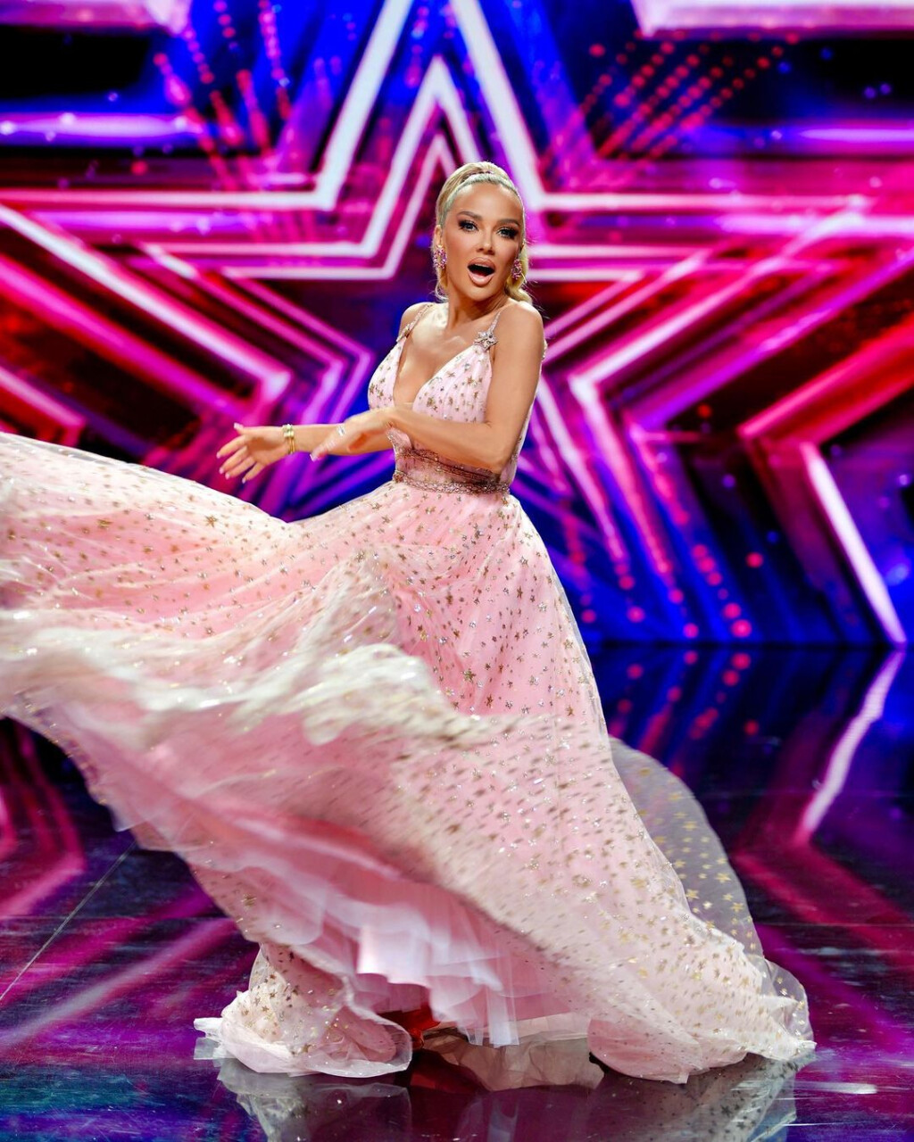 Maja Šuput u Barbie izdanju za posljednju polufinalnu emisiju Supertalenta