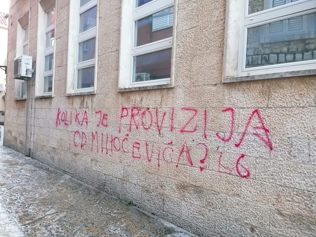 Uvredljivi grafiti u Makarskoj