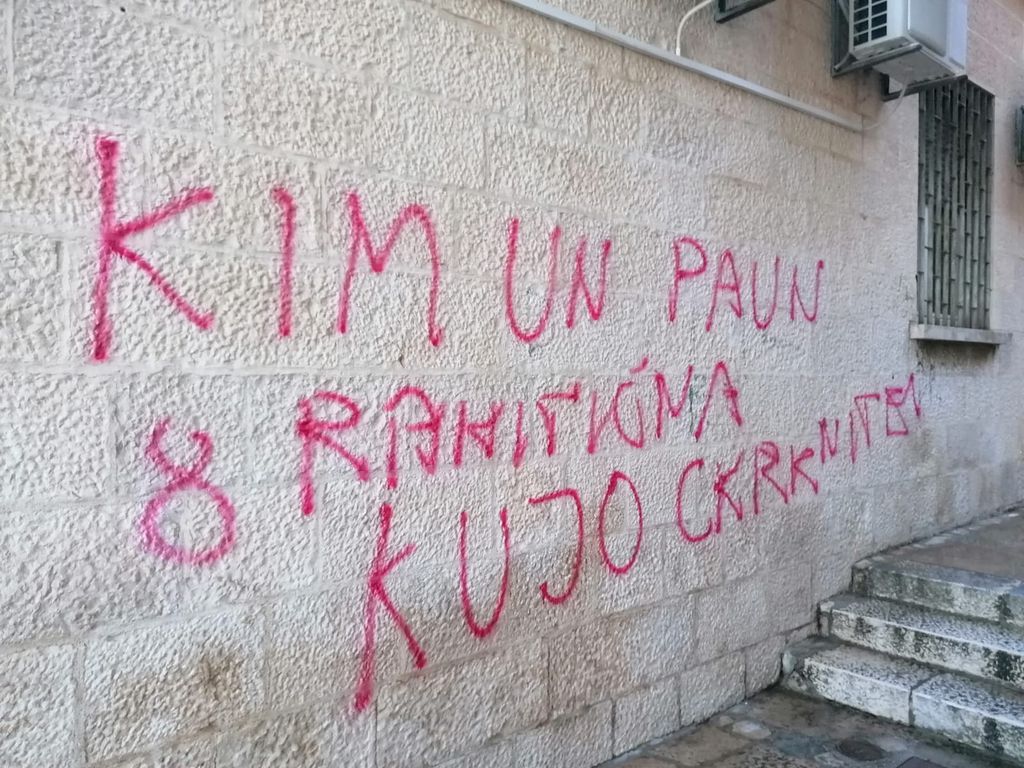 Uvredljivi grafiti u Makarskoj