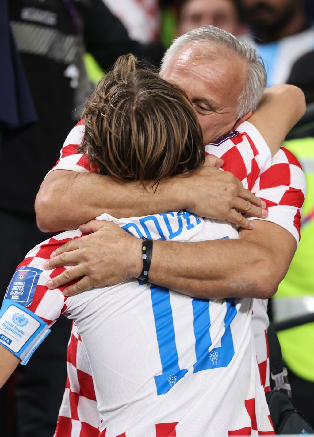 Luka Modrić čvrsto je zagrlio oca koji je bio preplavljen emocijama