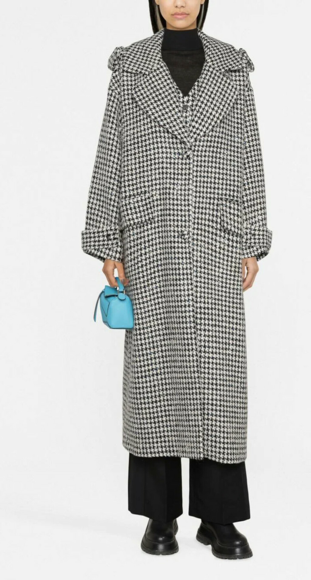 Iris Livaja nosi kaput pepita uzorka danskog brenda Rotate