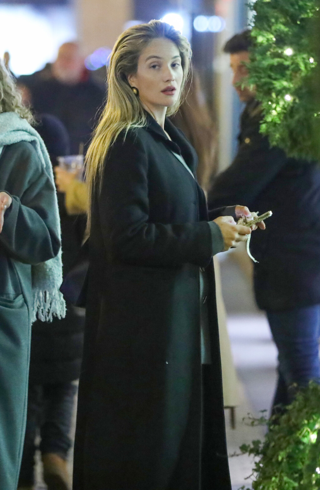 Izabel Kovačić nosi naušnice modne kuće Chanel - 2