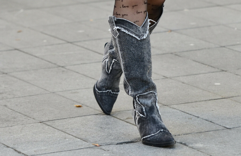 Zagrebačka street stylerica nosi čizme od trapera ukrašene umjetnim dijamantima iz Zare