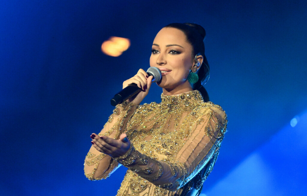 Aleksandra Prijović u zlatnoj mini haljini na trećem koncertu u Areni Zagreb - 6