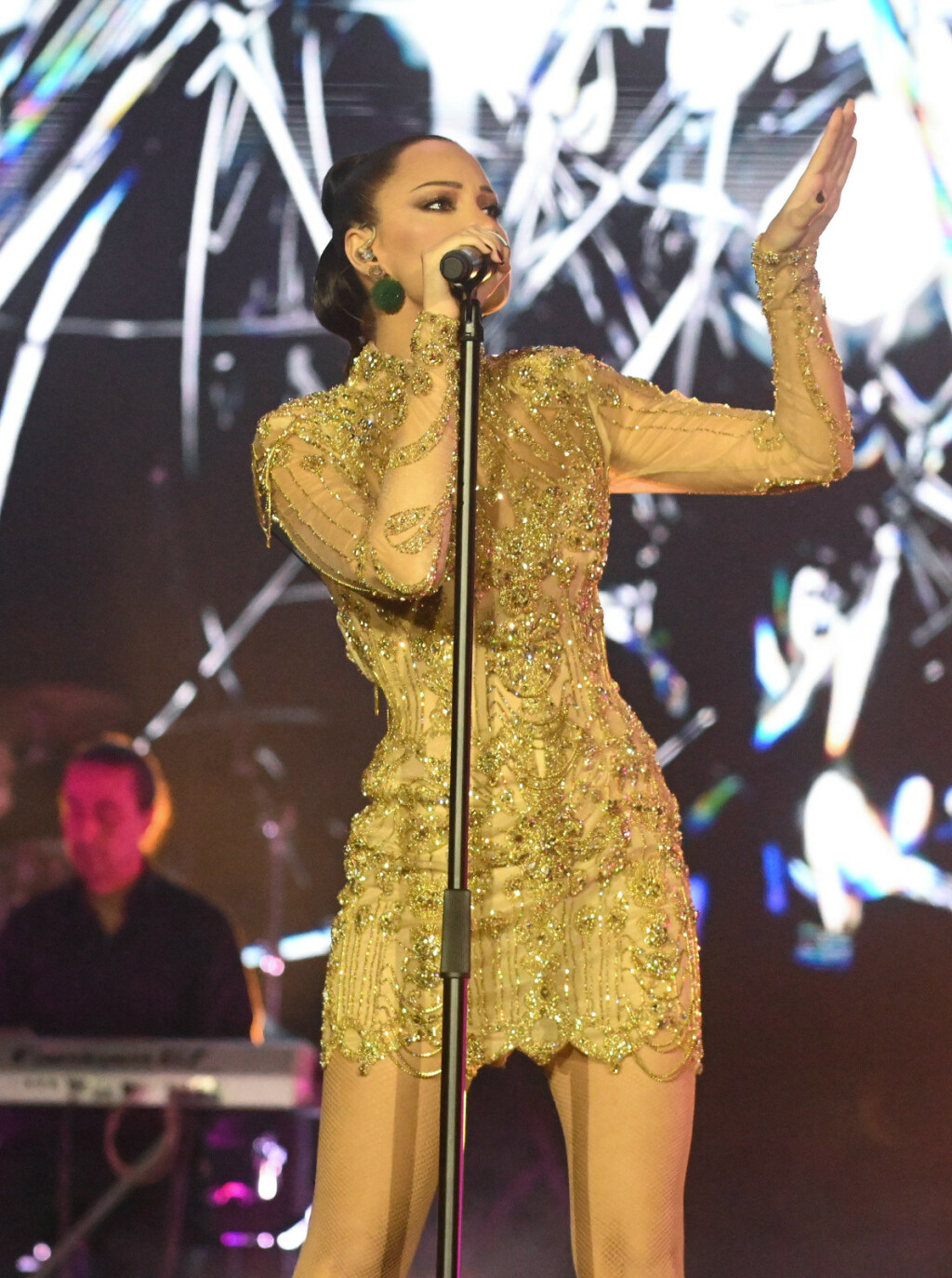 Aleksandra Prijović u zlatnoj mini haljini na trećem koncertu u Areni Zagreb - 8