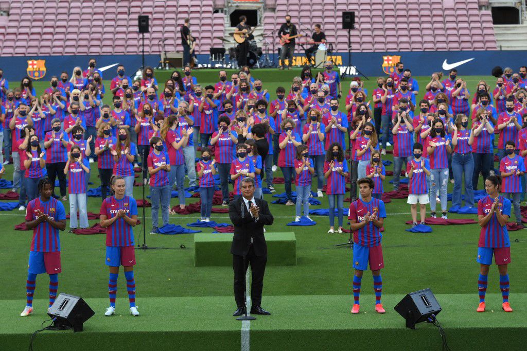 Joan Laporta s nogometašima i nogometašicama Barcelone