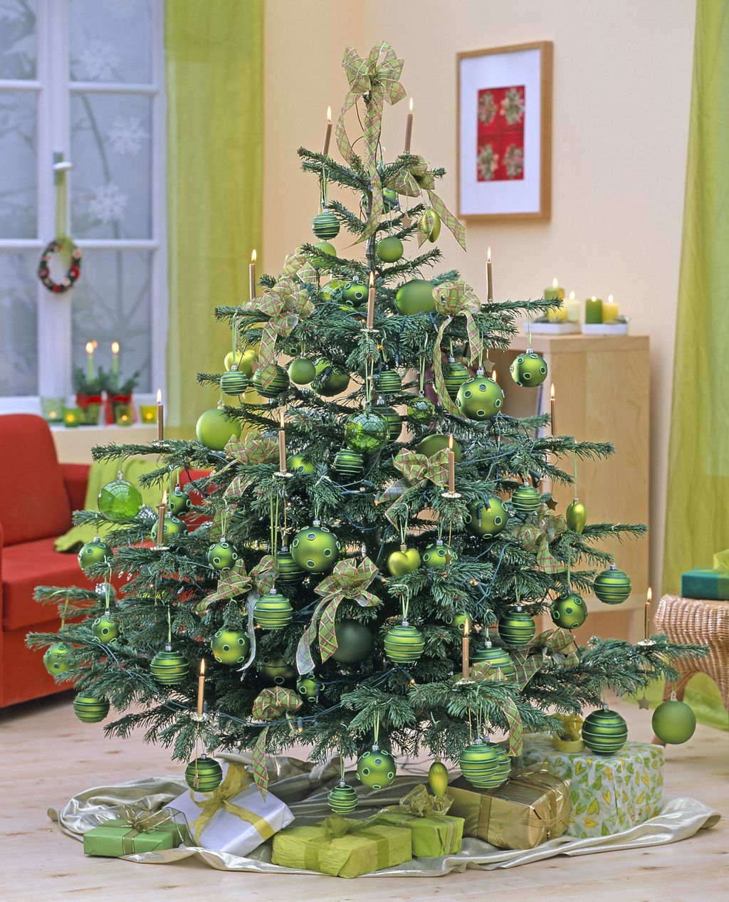 Božićno drvce sa zelenim ukrasima