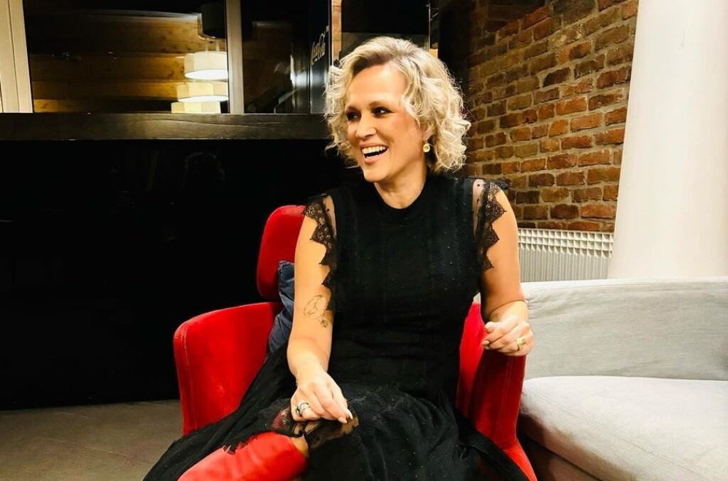 Vanna u crnoj haljini i crvenim čizmama