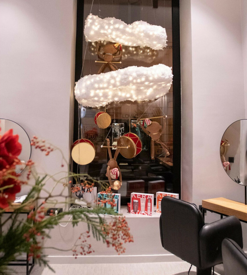 Oblaci i razigrani majmunčići u božićnom izlogu zagrebačkog salona Sophie