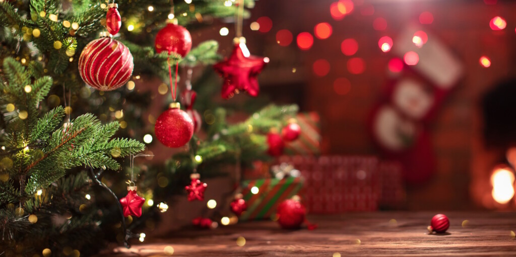 Crveni ukrasi za bor