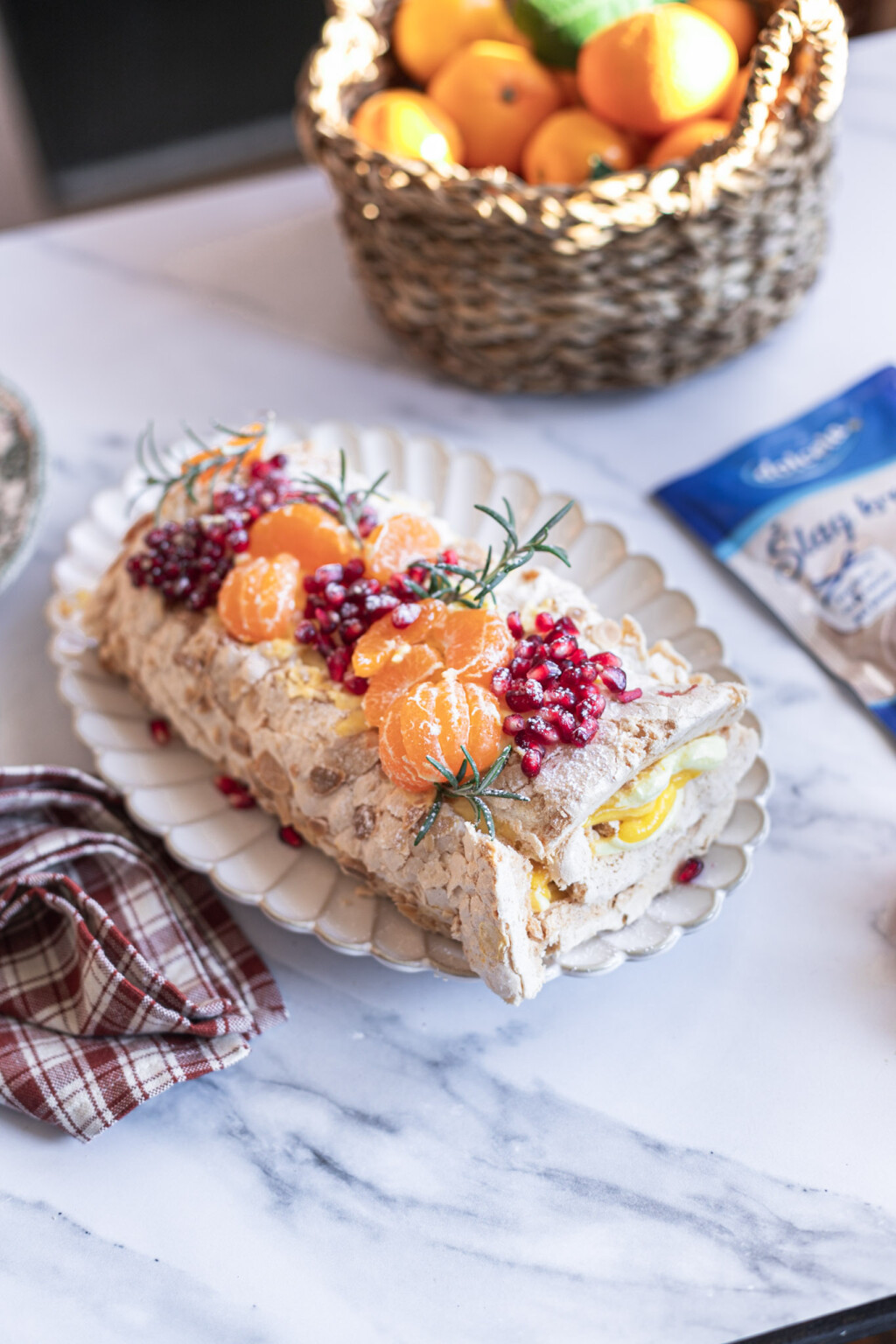 Zimska beze rolada s kremom od vanilije i mandarinama - 3