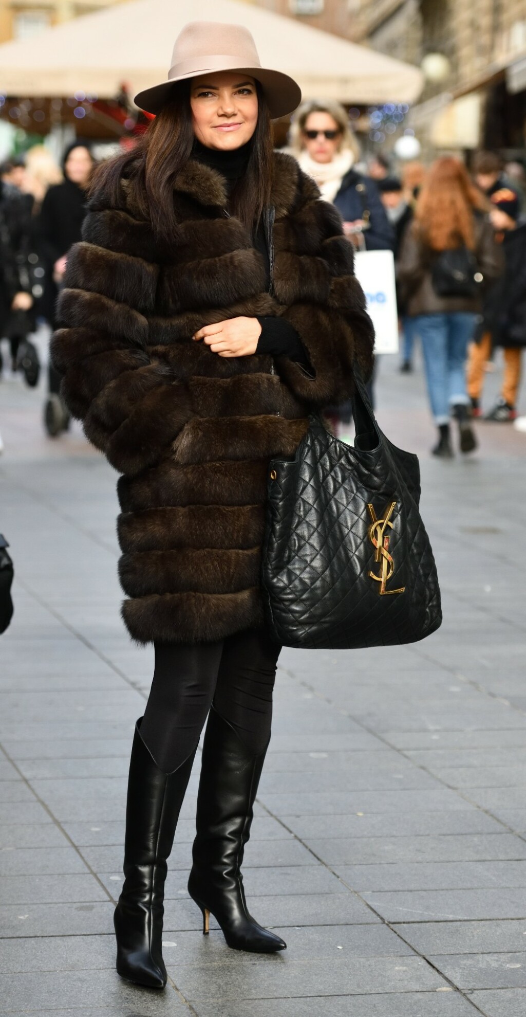 Zgodna dama iz Zagreba s torbom Icare modne kuće Saint Laurent