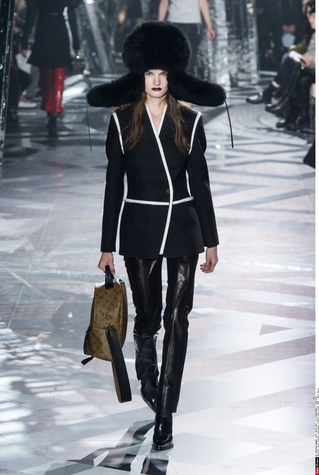 Louis Vuitton sako predstavljen je na Tjednu mode u Parizu za jesen / zimu 2016. godine