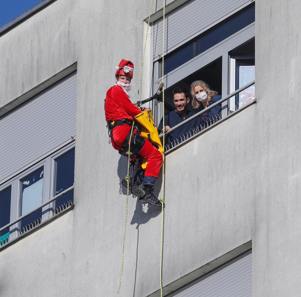 Pripadnici Speleološkog odsjeka planinarskog društva Velebit podijelili su djeci poklone