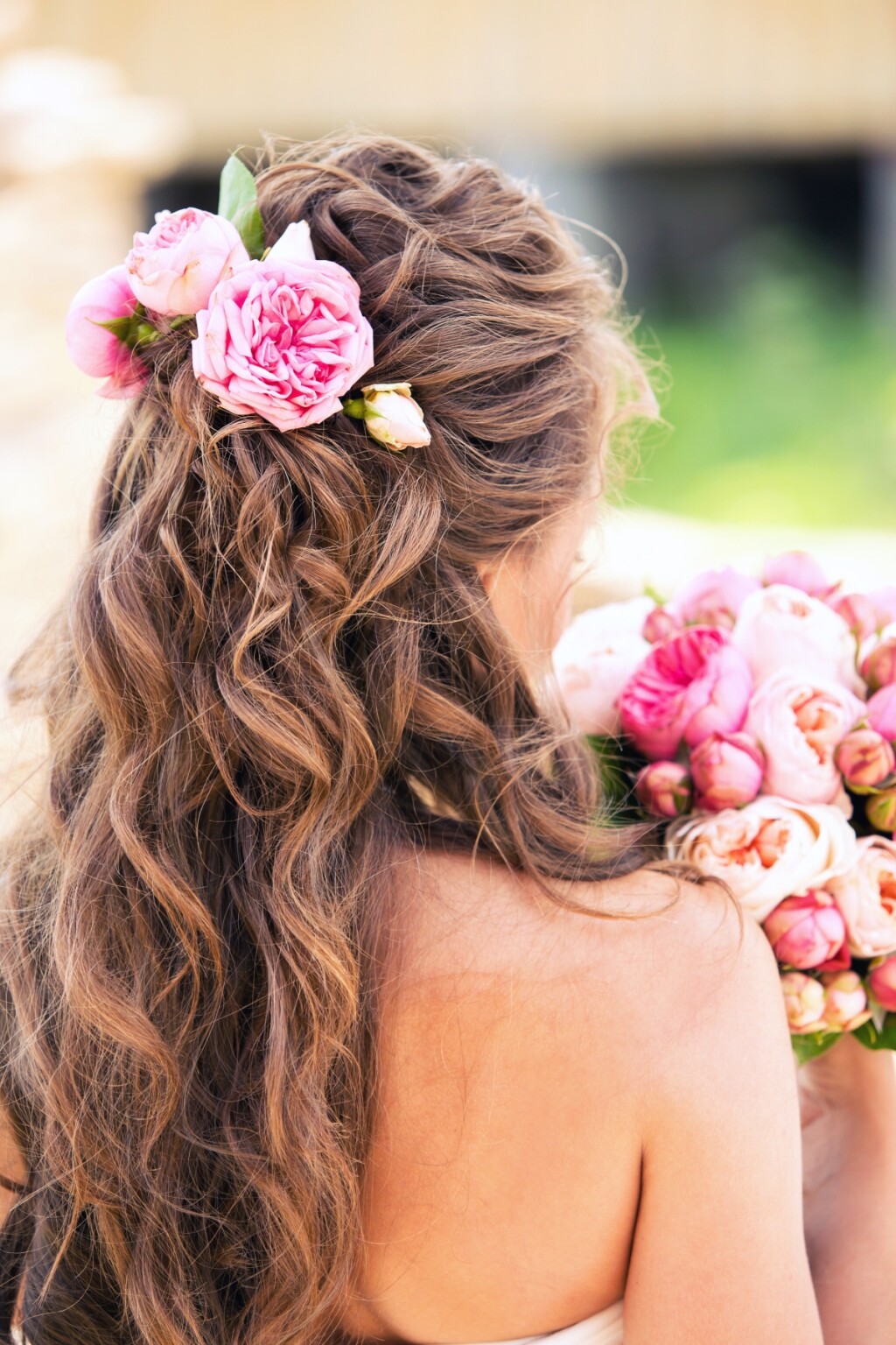 Cvijeće u kosi usklađeno s buketom