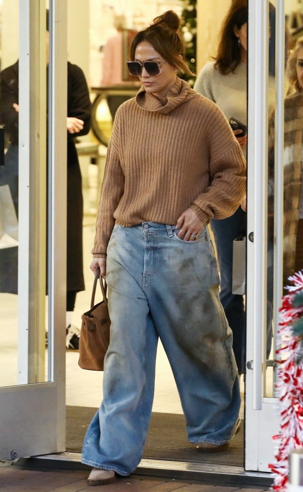 Jennifer Lopez odobrila trend naoko prljavih traperica