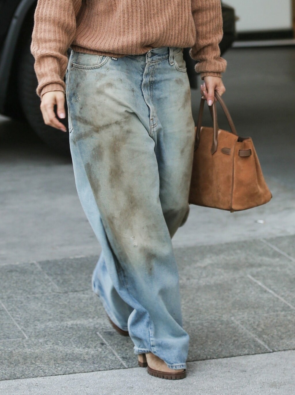 Jennifer Lopez prigrlila je trend naoko prljavih traperica